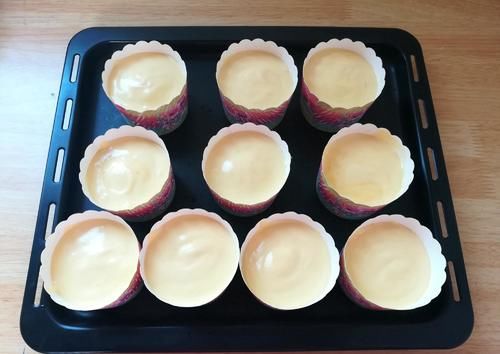 儿子请同学来做客，我用4个鸡蛋做10个小蛋糕，孩子们超爱吃