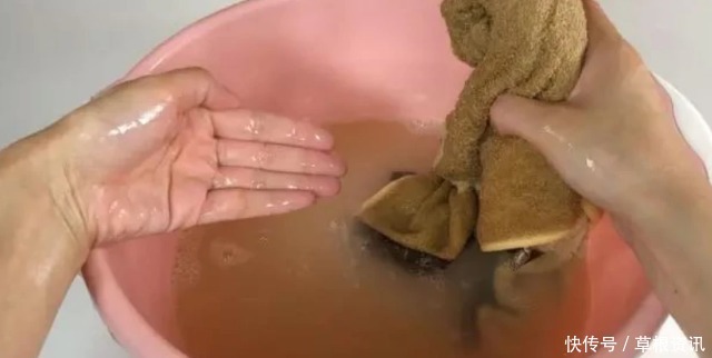 不管毛巾多脏多黄,在水里滴几滴,洗完的毛巾又软又干净!