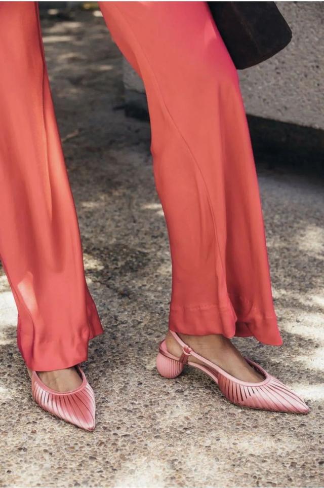 参考价格 翻了身的“土味凉鞋”,这次成了时髦精心中的C位