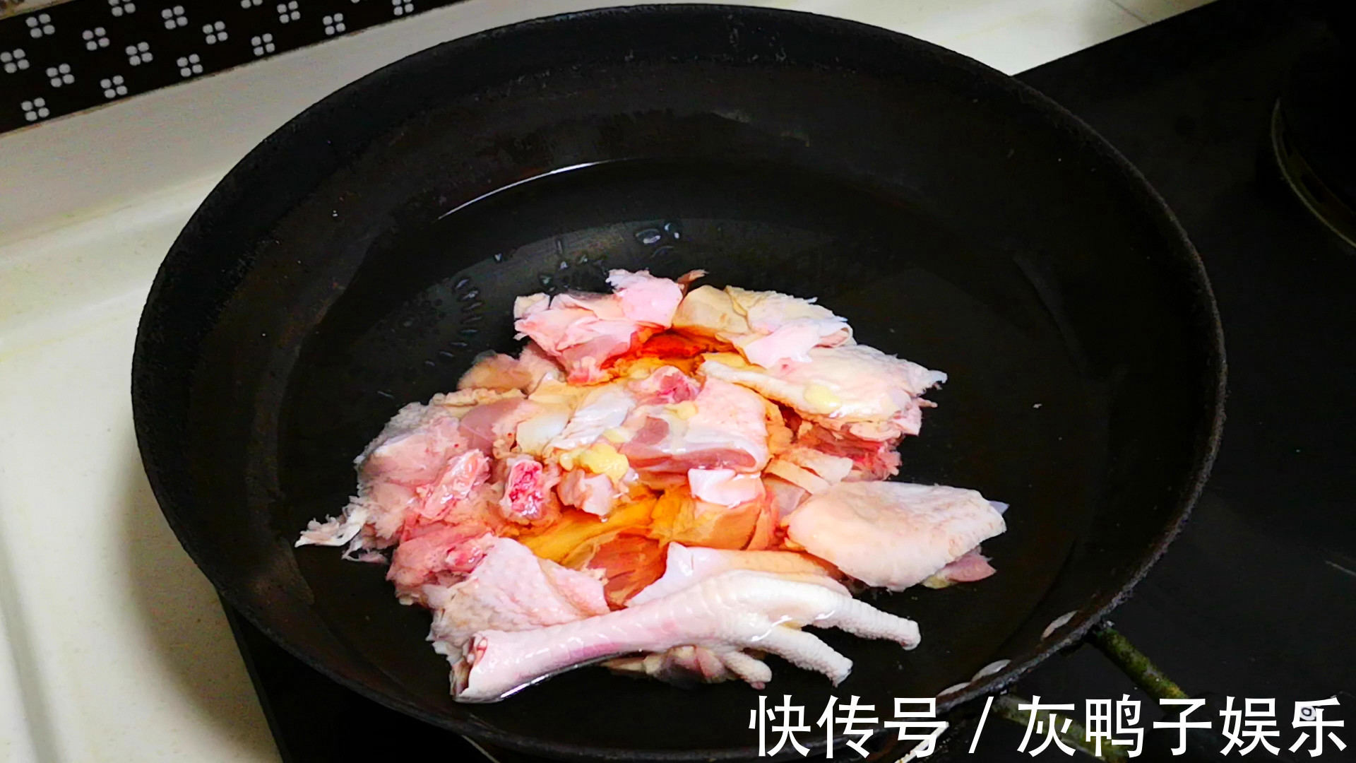 炖鸡汤,有人先焯水,有人直接炖其实都不对!这么做鲜美不腥气