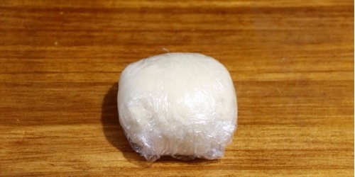 韭菜盒子这么做,薄皮大馅,简单一个步骤韭菜不出水,越吃越香