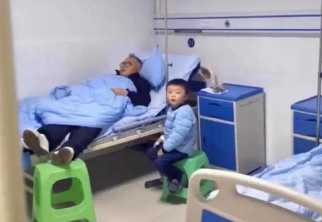 爷爷|“最懒”爷爷陪孙子吊针,却自己呼呼大睡,护士哭笑不得