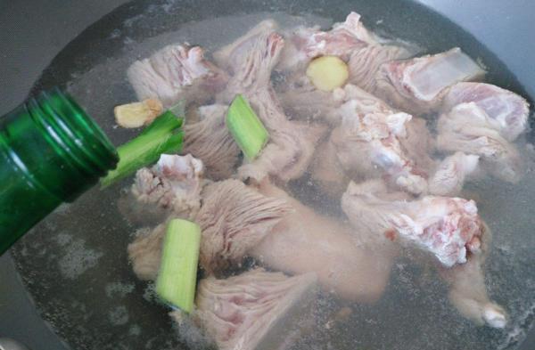 为什么排骨焯水后又腥又柴看完大厨的做法才明白,原来水用错了