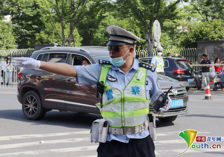 旗袍|直击高考首日！安徽黄山家长顶高温穿旗袍送考，寓意“旗开得胜”