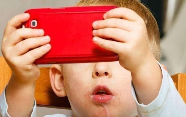 家长|经常玩手机的孩子,身上的这项能力,比不玩手机的孩子,要强太多