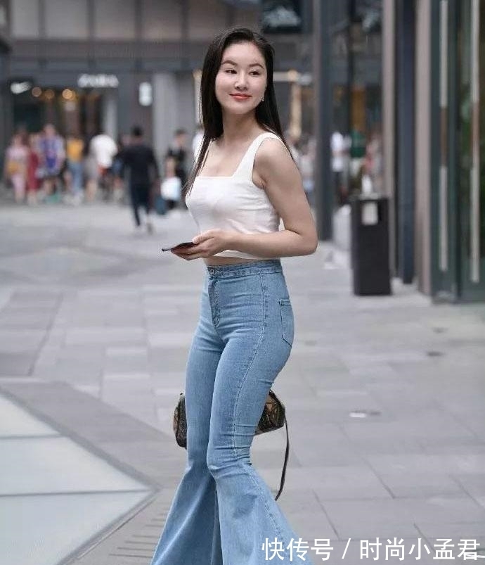 穿法 初秋牛仔裤的别样穿法,气质女生喜欢的裤装搭配,简单时尚有气质