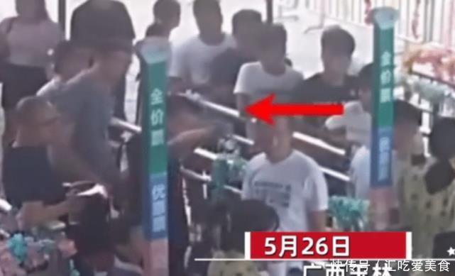 孩子|孩子身高超1.2米不能免票，父亲拿水浇售票员头：我孩子才6岁