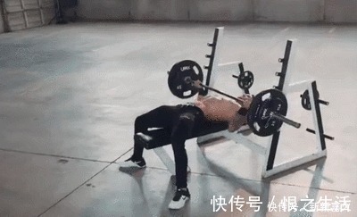 哑铃|想要练出完美胸肌一对哑铃就够了，我来告诉你怎么练