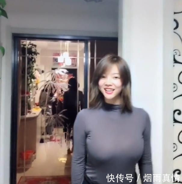 普通T恤,微胖美女穿出显瘦效果,冬季依然很美!