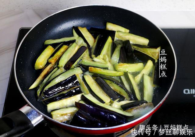 茄子|太下饭!茄子新吃法,加1碗黄豆一起炒,营养丰富,一锅都吃光