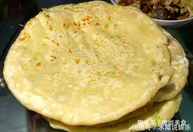烙饼时,直接烙是大错特错,多加这1步,饼柔软起层,放7天都不硬