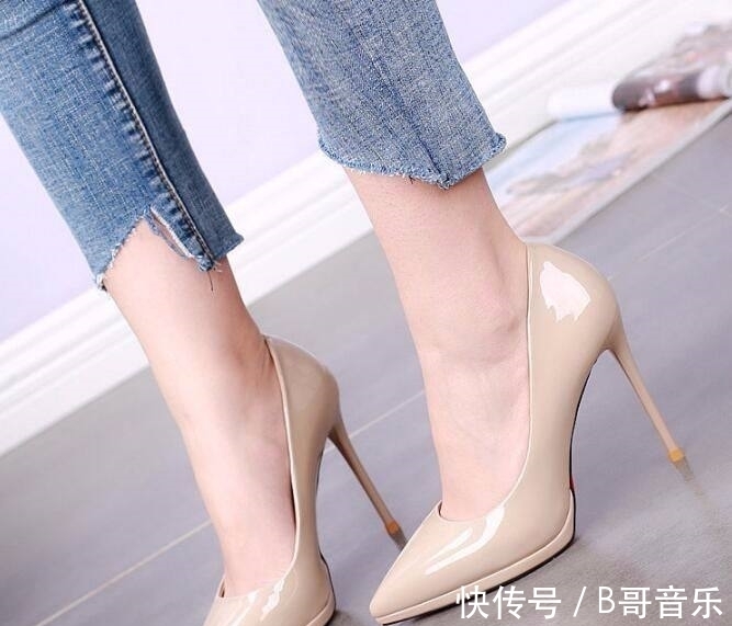 性感|性感小尖头高跟鞋,让你能够轻松穿出低调时髦感