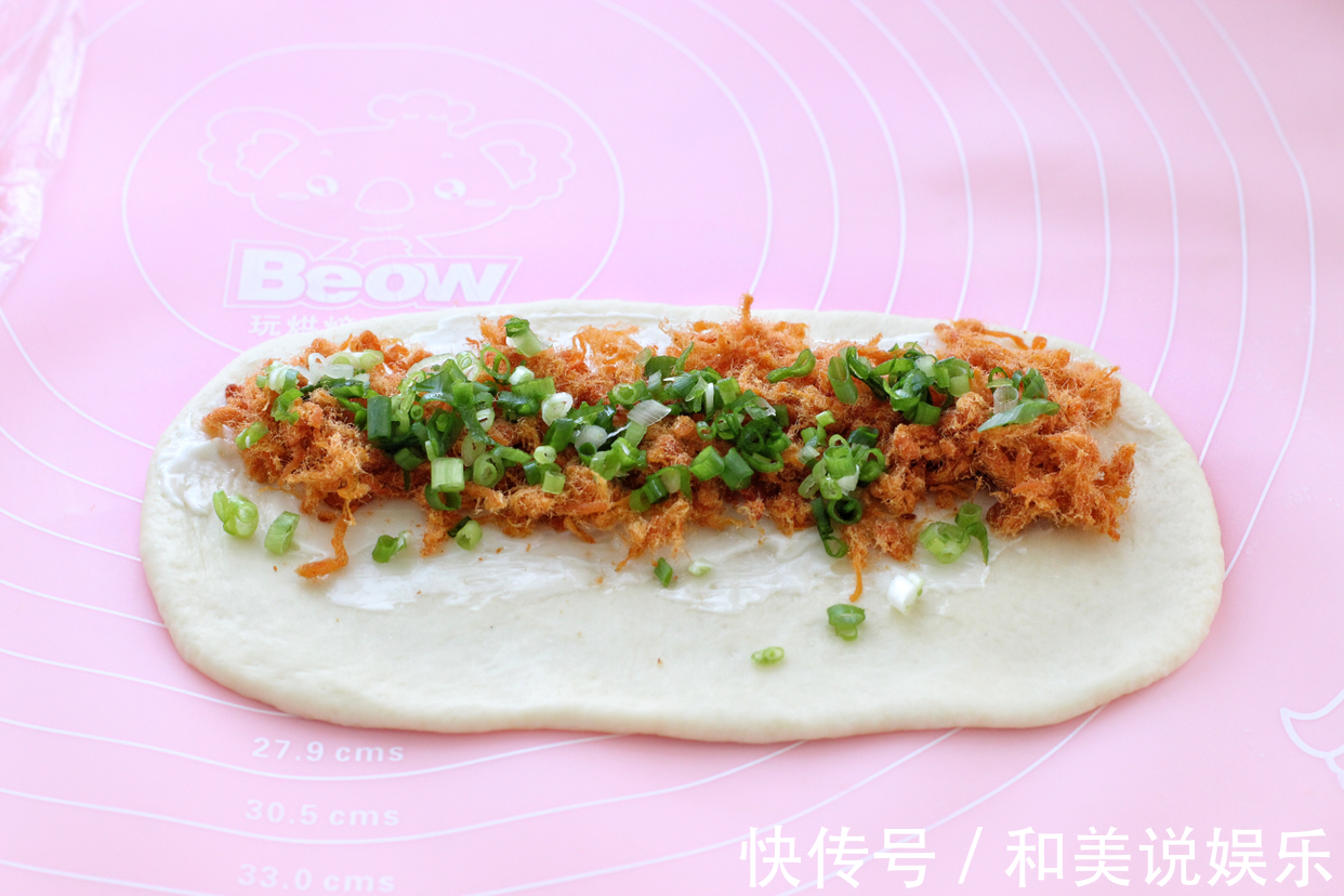 吃腻了甜面包换个口味,加点葱花和肉松,还没出炉就已经香飘满屋