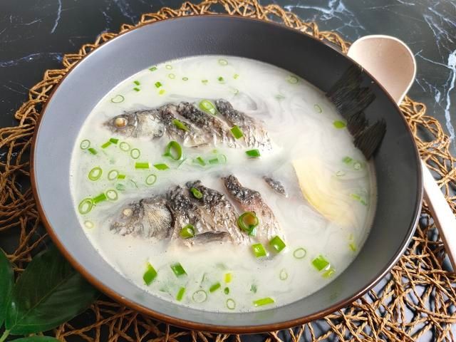 炖鲫鱼汤时，牢记“2不放2窍门”，汤浓如奶，鲜美好喝没腥味
