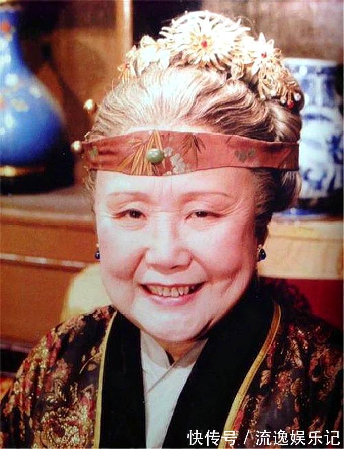 丫头!红楼梦:贾母一番话瞬间揭露出袭人的虚伪与狡诈,看贾母怎么说?