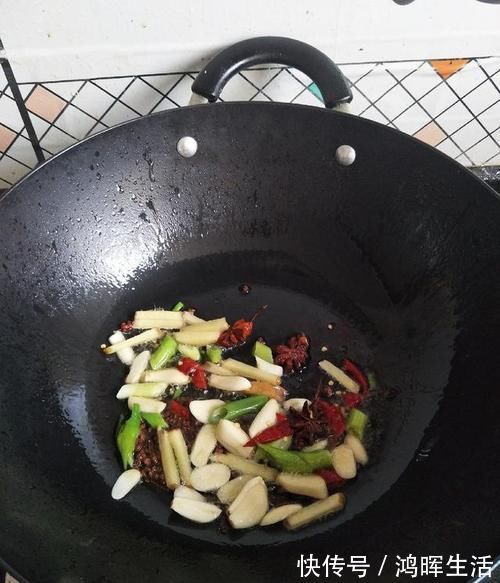 炖豆腐|白菜炖豆腐，先下豆腐还是先下白菜？顺序错了，难怪味道不好吃