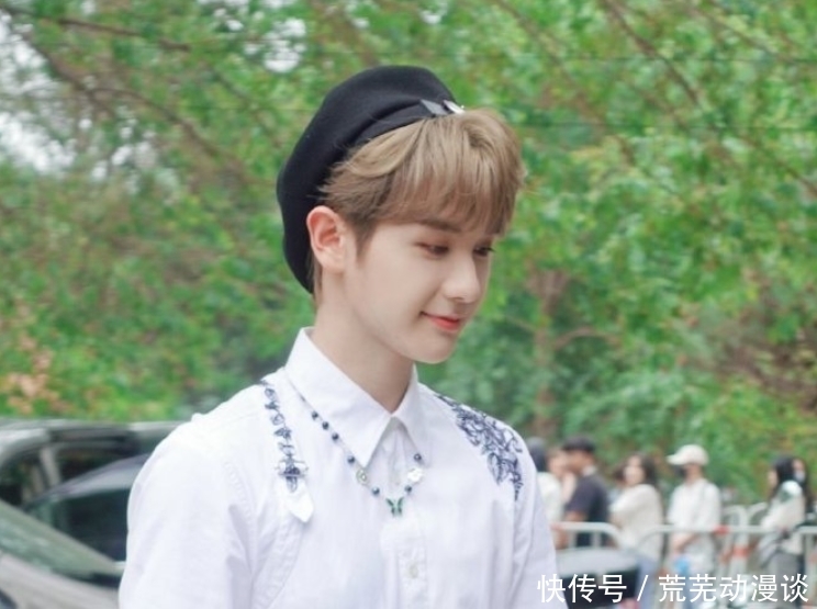 上班图 高卿尘录制《拜冰》路透,看清包里带的东西,难怪中文进步这么快