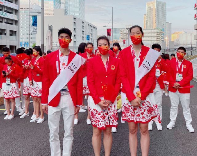 姚明|太美了！中国运动员等待出场，姚明和女篮姑娘合影，多人追星朱婷