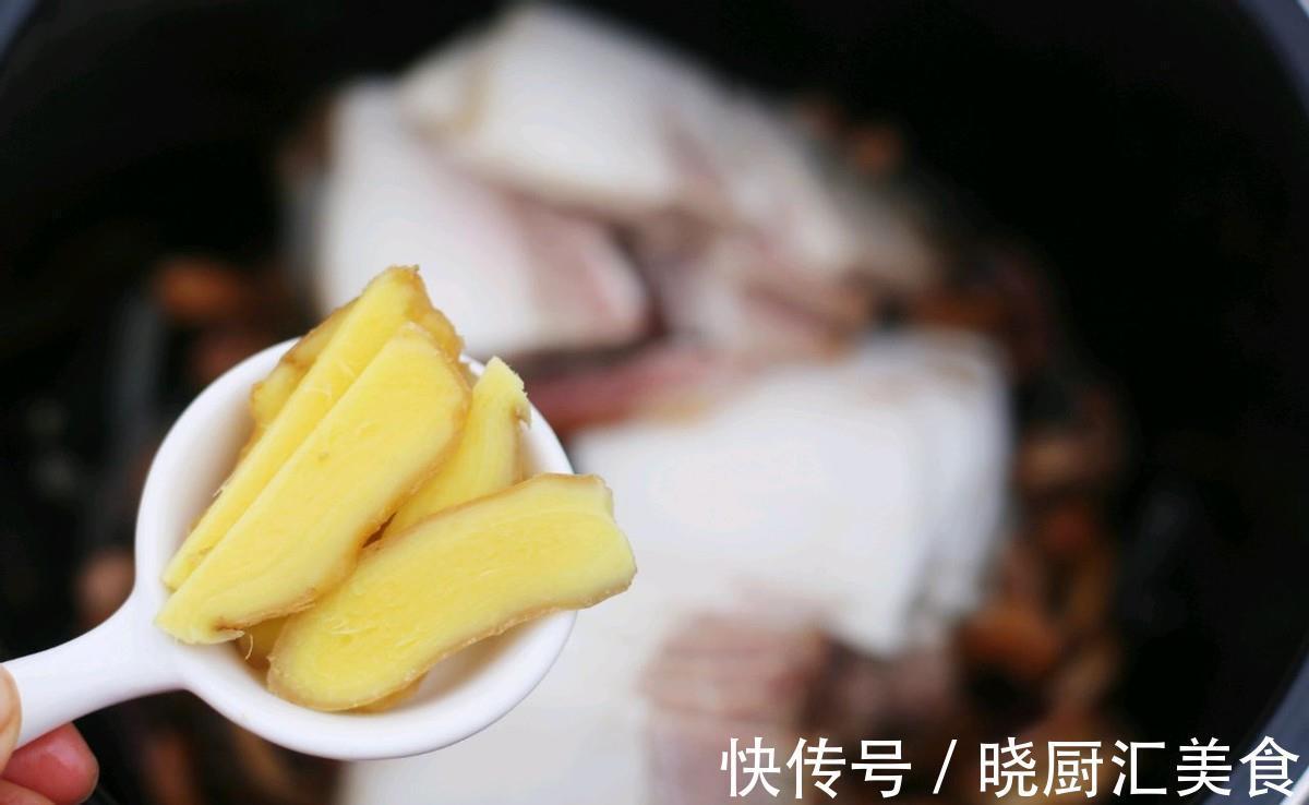 高压锅|鱿鱼和五花肉搭配做成汤，鲜美滋补又好喝，做一锅，全家都能喝
