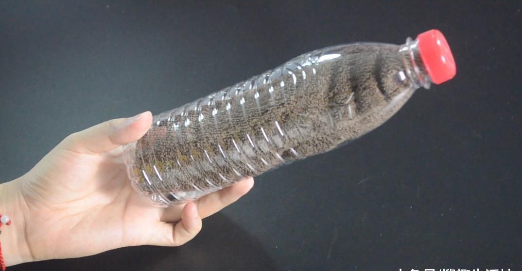 把毛巾塞进矿泉水瓶, 解决了一大堆人出游遇到的难题, 赶紧试一试