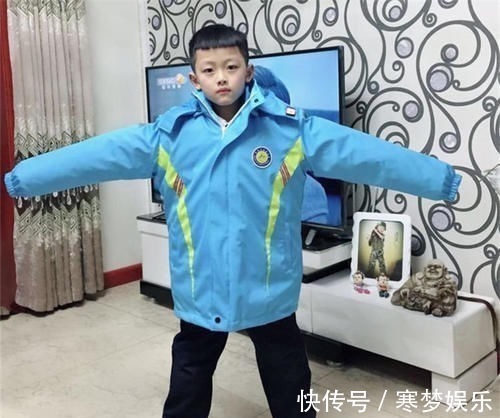 质量|孩子每次回家都说冷,宝妈怀疑校服有问题,剪开校服后宝妈哭了
