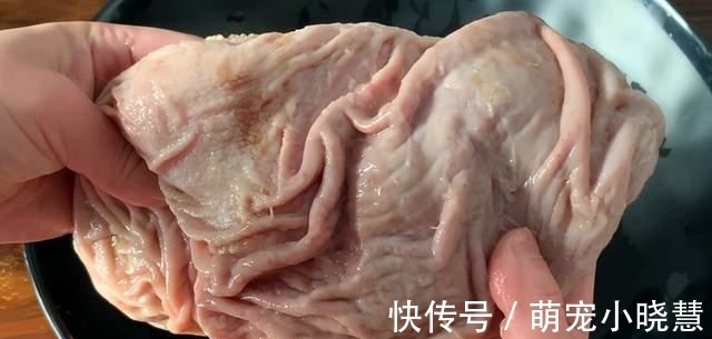 加盐|洗猪肚,加盐洗就错了,如此做,5分钟洗净,猪肚不腥不臊更入味