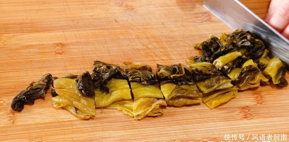 酸菜|用酸菜煮鸭血,鸭血煮的时间越长越好吃,一点不腥,鲜香嫩滑