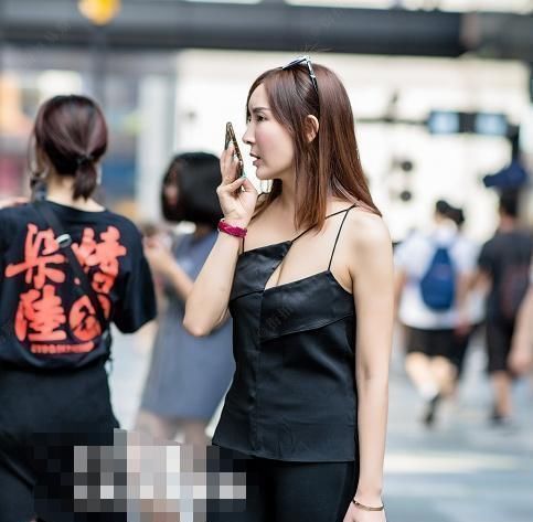 小姐姐|身材匀称的小姐姐,牛仔裙穿搭,简约中尽显性感魅力!