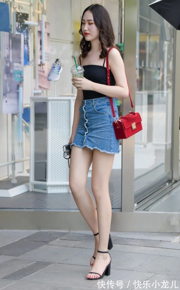 吊带 黑色吊带搭配一字带高跟鞋,时尚漂亮有气质