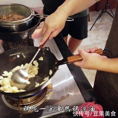 玉米淀粉|蒜爆羊肉，蒜香十足无膻味