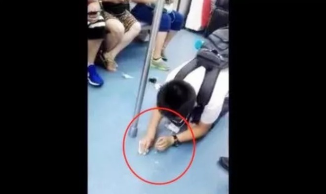 地铁|地铁里,两个男孩的举动走红网络,网友:最高级别“炫富”