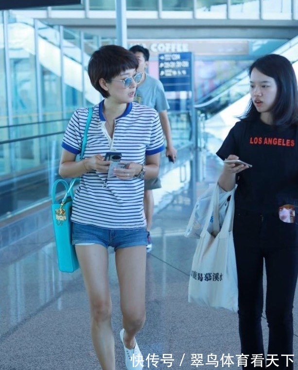 细长腿 短发的马伊琍也不乏女人味，穿条纹衫+短裤走机场，细长腿真加分！