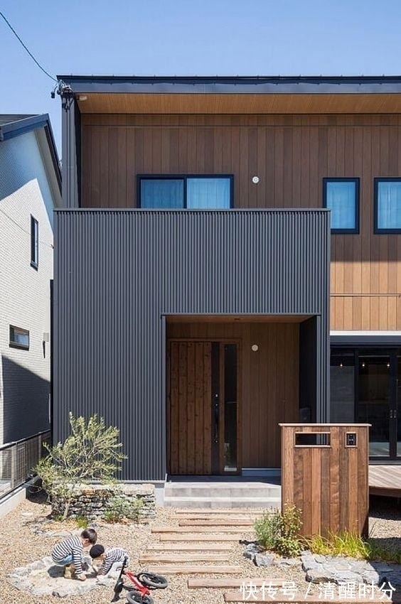 青石板|院子通铺水泥地过时了,甲板+草坪+沙地混铺,简单几种材料就很美