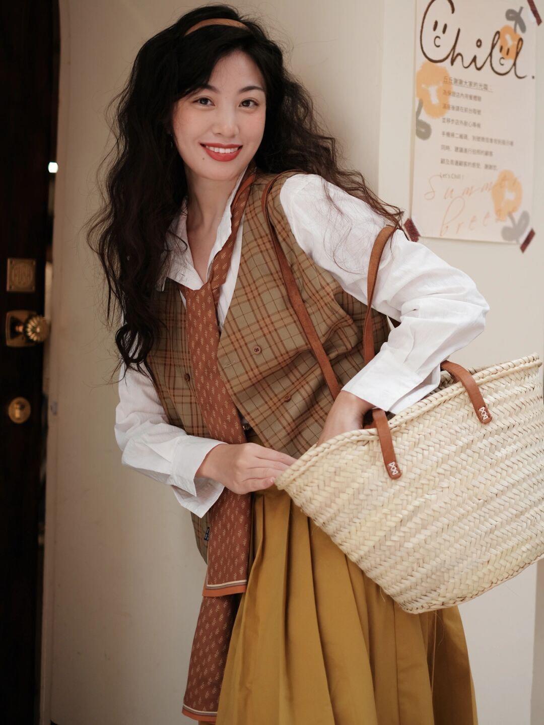 搭配 秋冬,复古风穿搭怎么搭?格子马甲+黄色半身裙,复古又时髦