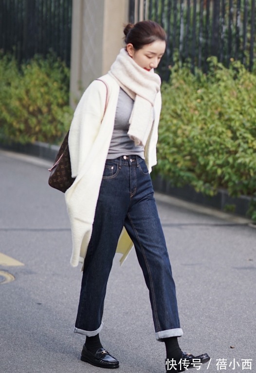 时髦|今年多穿“大衣”,内搭毛衣+牛仔裤,下搭帆布鞋、靴子时髦高级