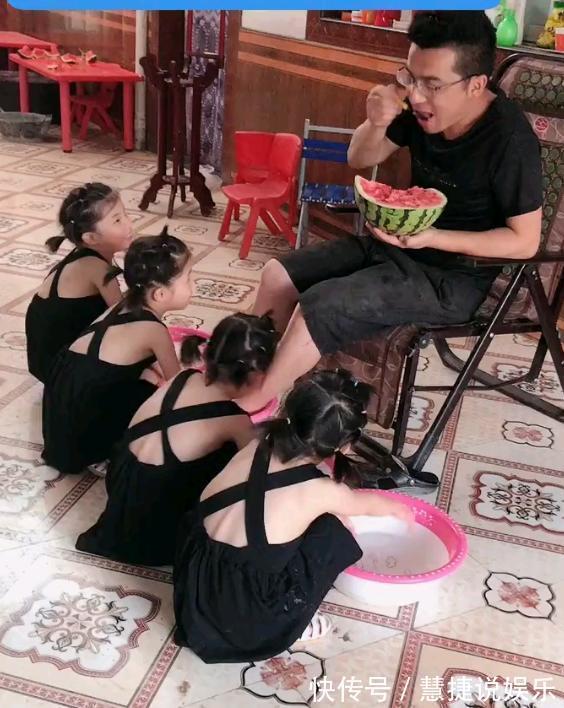 小棉袄|4个女儿给爸爸洗脚,爸爸本以为达到人生巅峰,下一秒便跌入谷底