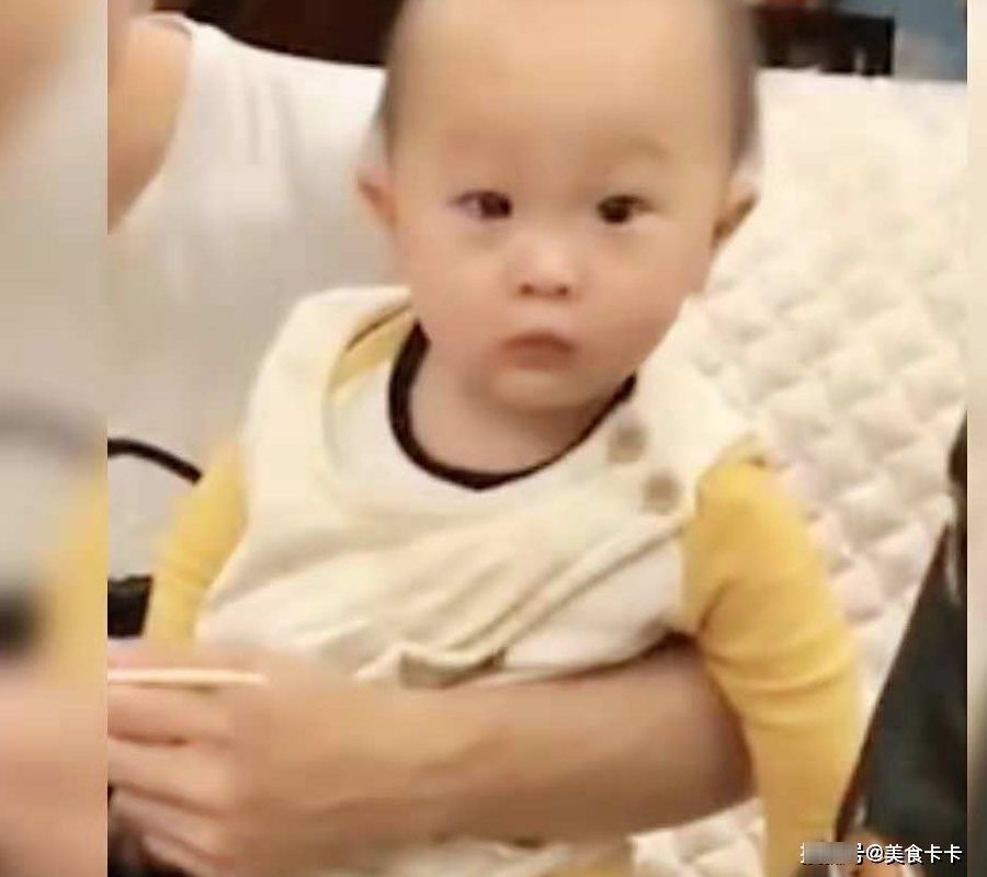 宝妈|全家人准备吃饭,宝妈和宝宝的互动,一家人笑翻:吃货一枚。