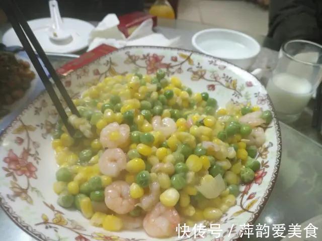 农村|和婆婆去农村吃满月酒，随礼500元，菜上桌后，抠门婆婆：亏大了