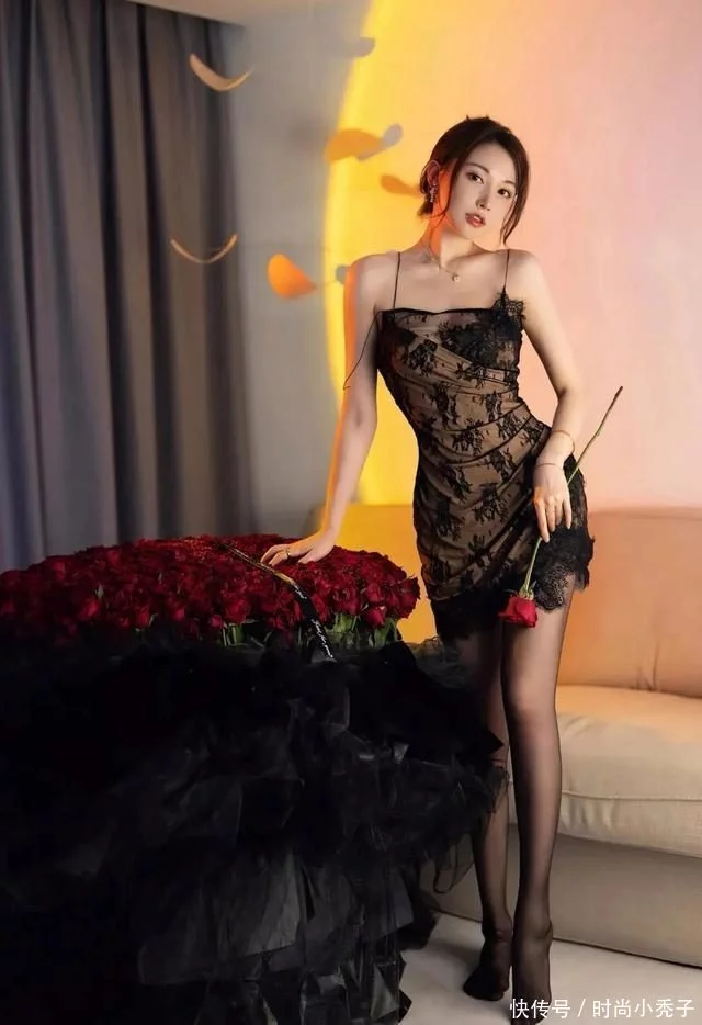 模特刘奕宁吊带短裙性感写真，太撩人