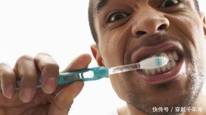 牙膏到底沾不沾水 很多人都弄错了, 难怪满口黄牙还臭!