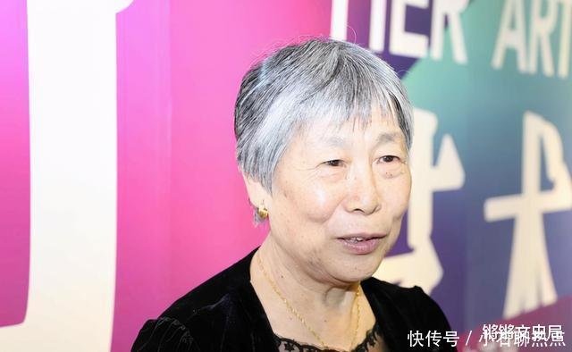 邵炳凤70多岁农村老太,意外拿起孙子画笔,练成国际画家
