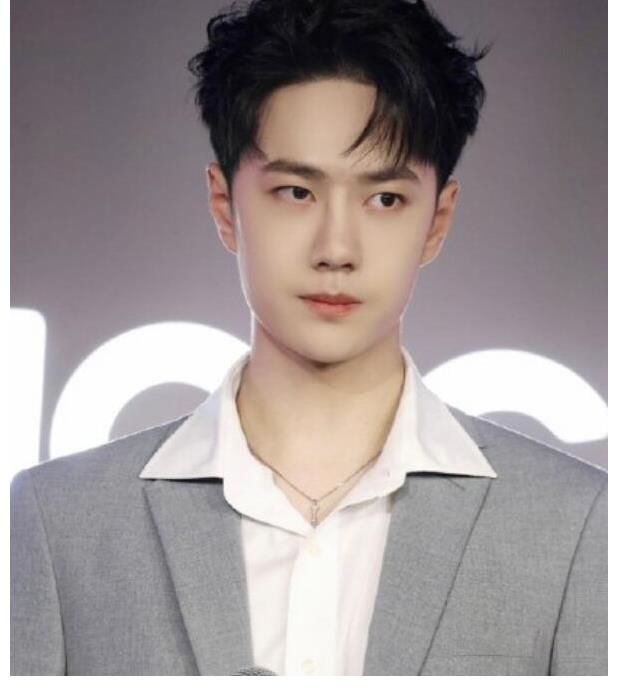 疑王一博新电影被路透，深蓝西装配大背头很紧张