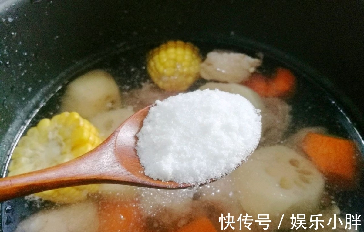 胡萝卜玉米排骨汤|入秋后多给家人喝热汤，清新营养味道好，还能滋补身体