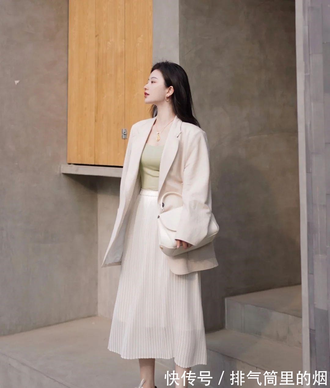 女人 真正会打扮的女人,入秋后都离不开这3种颜色,洋气显白有气质