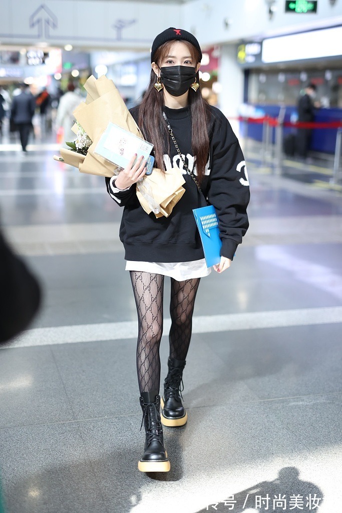 亮色系|徐璐真懂时髦穿搭,烂大街的羽绒服配运动套装,高级又洋气