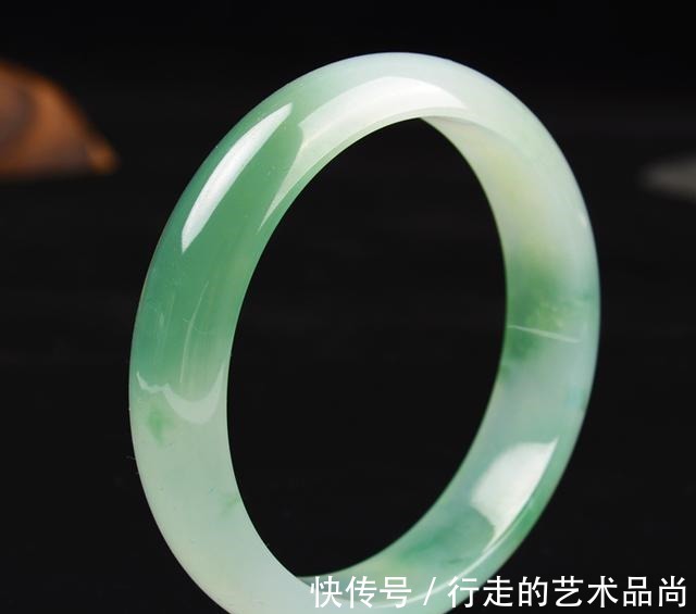 首饰 中年女性适合佩戴的4种手镯,不仅时尚还很显品味!你喜欢哪一个!