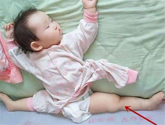 爸妈|宝宝因“睡姿”意外走红,睡着也有称霸舞林的气势,网友笑声一片