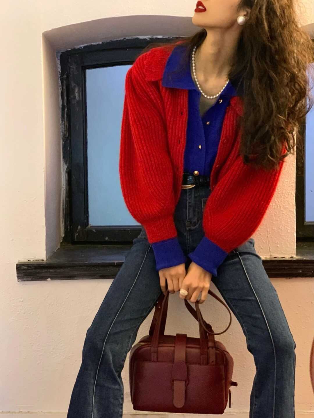 针织开衫 克莱因蓝不好配色?黑白红是标配,棕色米灰也可以“炒”一下CP