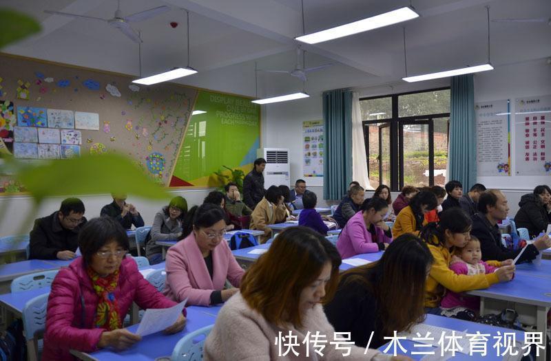 孩子|妈妈穿“短裙”去参加家长会,孩子却黑脸了:妈妈,下次别这么穿