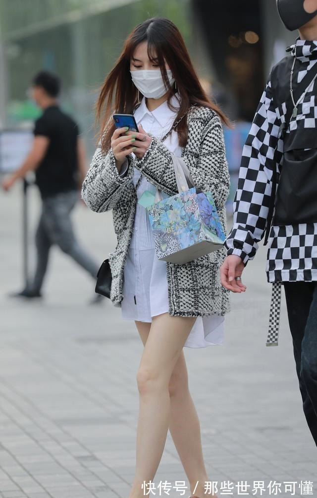 连衣裙 连衣裙选择宽松还是紧身的，是搭配平底鞋，还是选择高跟鞋！